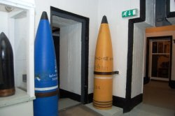 2 Granaten vom Kaliber 40,6 cm ......